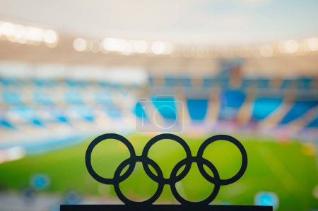 Téléchargez les photos : PARIS, FRANCE, 7 JUILLET 2023 : Silhouette des anneaux olympiques reflétant la grandeur d'un stade olympique moderne - en image libre de droit