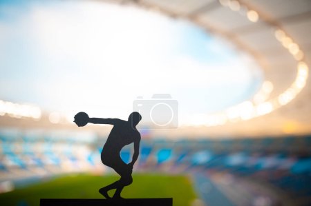 Silhouette des Diskuswerfers, Technikvorführung im modernen Stadion. Leichtathletik-Foto für Sommerspiele in Paris