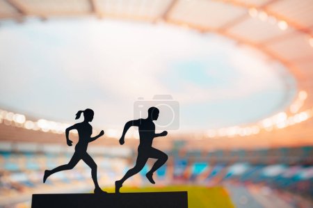 Téléchargez les photos : Courir ensemble : les silhouettes des coureurs masculins et féminins s'unissent, mélangeant élégamment leurs énergies devant un stade sportif moderne - en image libre de droit