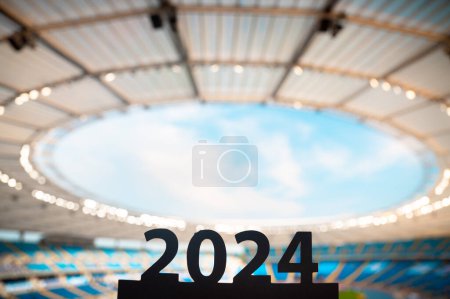 Téléchargez les photos : Silhouette du panneau '2024', qui montre la voie à suivre pour envoûter la lueur du soir. Année sportive. Photo d'athlétisme pour les Jeux d'été à Paris - en image libre de droit