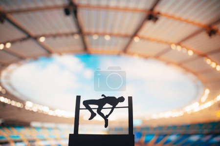 Téléchargez les photos : Silhouette de saut en hauteur inspirant au stade moderne. Photo pour les Jeux d'été 2024 à Paris. Modifier l'espace pour votre Montage. - en image libre de droit