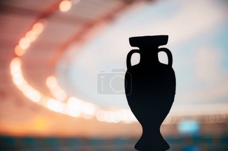 Téléchargez les photos : Silhouette du trophée de football signifiant gloire européenne. Photo pour Football Europe Tournament. Modifier l'espace pour votre Montage - en image libre de droit