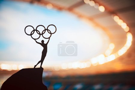 Foto de PARÍS, FRANCIA, 7 DE JULIO DE 2023: Gesto icónico: Estatua de la mujer atlética levanta triunfalmente el círculo olímpico en el estadio olímpico moderno. Conmemoración de los Juegos Olímpicos de París 2024. - Imagen libre de derechos