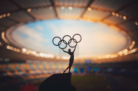 Foto de PARÍS, FRANCIA, 7 DE JULIO DE 2023: Foto en blanco y negro. Olympic Spirit: Statue of Athlete Holds Olympic Circle High at Modern Olympic Stadium (en inglés). Captura de la esencia de los Juegos Olímpicos de París 2024. - Imagen libre de derechos