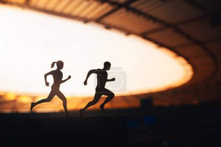 Téléchargez les photos : Silhouettes d'un coureur masculin et féminin Embrassez le rythme de la course, encadré par un stade sportif moderne. Photo sport, lumière du coucher du soleil chaud, espace de montage - en image libre de droit