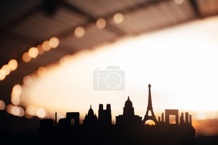 Foto de La silueta de París inspira grandeza para los Juegos Deportivos 2024. Estadio en el fondo, colores cálidos naranja gloria amanecer y blanco editar espacio - Imagen libre de derechos