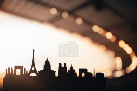 Téléchargez les photos : La silhouette emblématique de Paris ouvre la voie aux Jeux sportifs de 2024. Stade au milieu des couleurs radieuses d'un lever de soleil orange, offrant un espace d'édition blanc - en image libre de droit