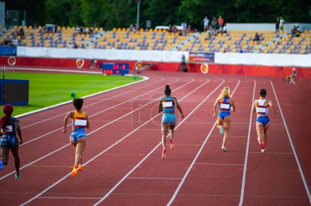 Foto de Sprinters femeninos en plena marcha durante una carrera de 400 metros en la pista de atletismo. Foto de ilustración de pista y campo para Mundos en Budapest y Juegos en París - Imagen libre de derechos