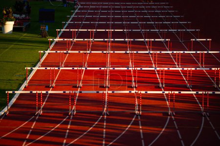 Foto de Golden Hour presenta obstáculos en el estadio profesional. Foto de pista y campo para Mundos en Budapest y Juegos en París - Imagen libre de derechos