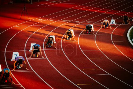 Foto de Sprinters competitivos alineados para el inicio de la carrera de 200m en la pista de atletismo en un evento internacional - Imagen libre de derechos