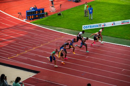 Foto de OSTRAVA, CZECHIA, 27 DE JUNIO DE 2023: 100m Sprint Male Race Photo from Track and Field Contest for Worlds in Budapest and Games in Pari - Imagen libre de derechos