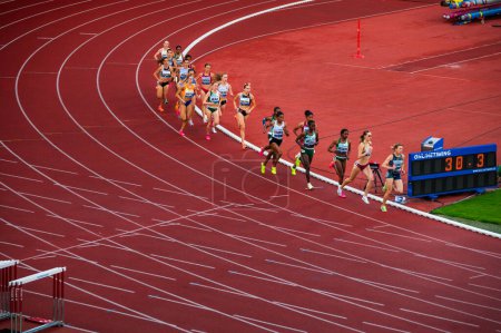 Foto de OSTRAVA, CZECHIA, 27 DE JUNIO DE 2023: 1500m Competidoras femeninas durante un evento de atletismo en Budapest y juegos en París - Imagen libre de derechos