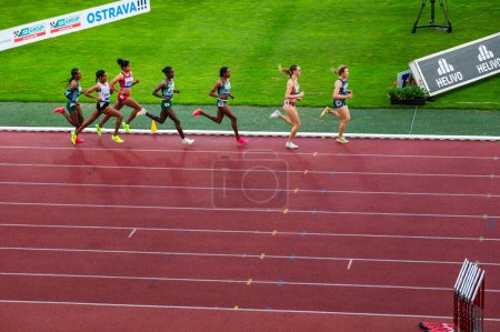 Téléchargez les photos : OSTRAVA, CZECHIE, 27 JUIN 2023 : Progression Féminine du 1500 m en Championnat du Monde d'Athlétisme à Budapest et Jeux à Paris - en image libre de droit