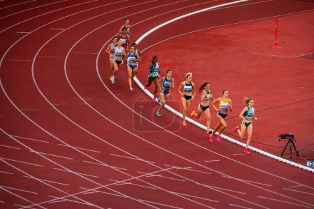 Foto de OSTRAVA, CZECHIA, 27 DE JUNIO DE 2023: 1500m Culminación de carreras femeninas en pista y campo para mundiales en Budapest y juegos olímpicos de verano en París - Imagen libre de derechos