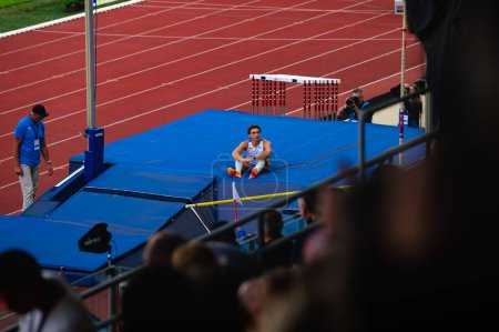 Foto de OSTRAVA, CZECHIA, 27 DE JUNIO DE 2023: Armand Mondo Duplantis en competición de bóvedas polares. Recinto de atletismo para Mundos en Budapest y Juegos en París - Imagen libre de derechos