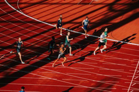 Téléchargez les photos : OSTRAVA, CZECHIE, 27 JUIN 2023 : 400m Course masculine en virage Highlighted by Light and Shadow au Championnat du monde d'athlétisme à Budapest et aux Jeux à Paris - en image libre de droit