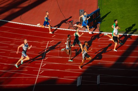 Foto de OSTRAVA, CZECHIA, 27 DE JUNIO DE 2023: 400m Curva de carrera masculina con interacción de luz y sombra en el concurso de atletismo para mundos en Budapest y juegos en París - Imagen libre de derechos