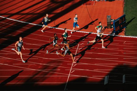 Foto de OSTRAVA, CZECHIA, 27 DE JUNIO DE 2023: Juego de luces y sombras en la pista de carreras masculina de 400m en pista y campo Reúnete para los Mundos en Budapest y los Juegos Olímpicos de Verano en París - Imagen libre de derechos