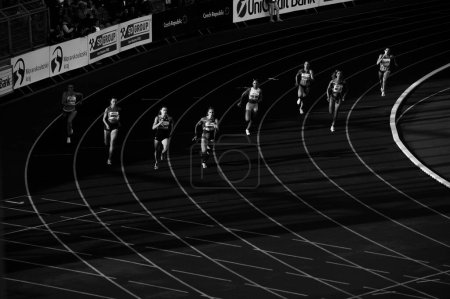 Foto de OSTRAVA, CZECHIA, 27 DE JUNIO DE 2023: 400m Carrera Femenina Abrazando la Luz y la Sombra en curva en el Campeonato de Pista y Campo para Mundos en Budapest y Juegos en París. Foto en blanco y negro - Imagen libre de derechos