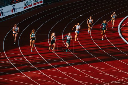 Téléchargez les photos : OSTRAVA, CZECHIE, 27 JUIN 2023 : 400m Course Féminine Négociation d'un virage au milieu de la lumière et de l'ombre en athlétisme Evénement pour les Mondes à Budapest et Jeux à Paris - en image libre de droit