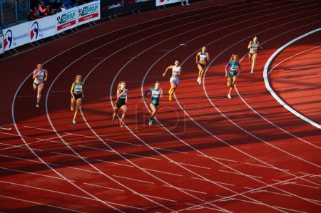 Foto de OSTRAVA, CZECHIA, 27 DE JUNIO DE 2023: Juego de luces y sombras en 400 metros de curva de carrera femenina en el concurso de atletismo y atletismo para los Mundos en Budapest y los Juegos Olímpicos de Verano en París - Imagen libre de derechos