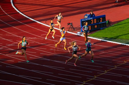 Foto de OSTRAVA, CZECHIA, 27 DE JUNIO DE 2023: 400m Carrera femenina en curva Mostrando la interacción de la luz y la sombra en la carrera de atletismo por los mundos de Budapest y los juegos en París - Imagen libre de derechos