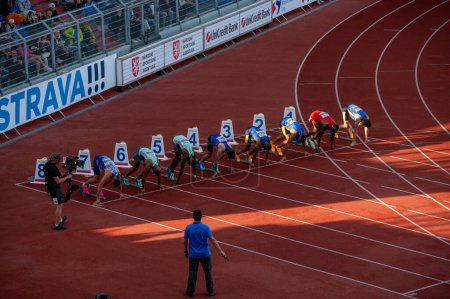 Téléchargez les photos : OSTRAVA, CZECHIE, 27 JUIN 2023 : Les athlètes au début de la course de sprint s'exposent à Budapest et aux Jeux à Paris - en image libre de droit