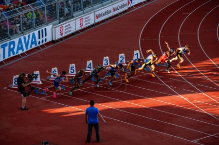 Téléchargez les photos : OSTRAVA, CZECHIE, 27 JUIN 2023 : Départ du sprint au Concours d'athlétisme de Budapest et aux Jeux de Paris - en image libre de droit