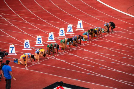 Foto de OSTRAVA, CZECHIA, 27 DE JUNIO DE 2023: Atletas listos para una carrera de 100 metros con vallas Empieza en pista y campo Reúnete para los Mundos en Budapest y los Juegos Olímpicos de Verano en París - Imagen libre de derechos