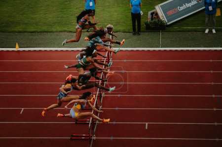 Foto de OSTRAVA, CZECHIA, 27 DE JUNIO DE 2023: La carrera de obstáculos de 100m para mujeres se desarrolla en pista y escenario de campo para mundos en Budapest y juegos olímpicos de verano en París - Imagen libre de derechos