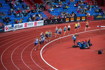 Foto de OSTRAVA, CZECHIA, 27 DE JUNIO DE 2023: Hombres Participan en 800m Run at Track and Field Championship for Worlds en Budapest y Juegos en París - Imagen libre de derechos