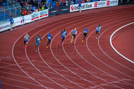 Foto de OSTRAVA, CZECHIA, 27 DE JUNIO DE 2023: Masculino Sprinters compitiendo en 200m Carrera: Atletas avanzan a lo largo de pista y campo para mundos en Budapest y juegos en París - Imagen libre de derechos