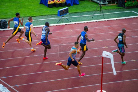 Téléchargez les photos : OSTRAVA, CZECHIE, 27 JUIN 2023 : Accélérer dans la courbe : La course masculine de 200 m se déroule sur la scène d'athlétisme pour les championnats du monde à Budapest et les Jeux à Paris - en image libre de droit