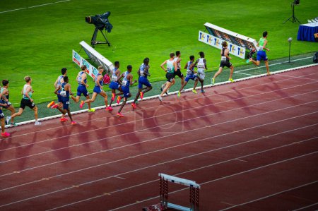 Téléchargez les photos : OSTRAVA, CZECHIE, 27 JUIN 2023 : Coureurs masculins en compétition à 1500 m Course : Les athlètes naviguent sur le parcours d'athlétisme pour les championnats du monde à Budapest et les Jeux olympiques d'été à Paris - en image libre de droit