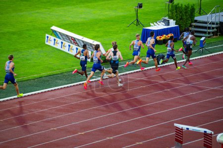 Téléchargez les photos : OSTRAVA, CZECHIE, 27 JUIN 2023 : Les coureurs masculins repoussent les limites à 1500 m Course sur piste et plate-forme d'athlétisme pour les championnats du monde à Budapest et Jeux à Paris - en image libre de droit