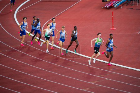 Foto de OSTRAVA, CZECHIA, 27 DE JUNIO DE 2023: Corredores masculinos completan una distancia de 1500 m en pista y campo - Imagen libre de derechos