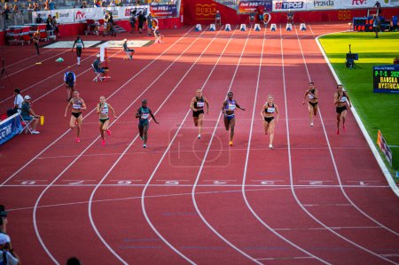 Téléchargez les photos : B. BYSTRICA, SLOVAQUIE, 20 JUILLET 2023 : Les femmes participent au 100m Sprint au beau coucher du soleil au Championnat du monde d'athlétisme à Budapest et aux Jeux à Paris - en image libre de droit