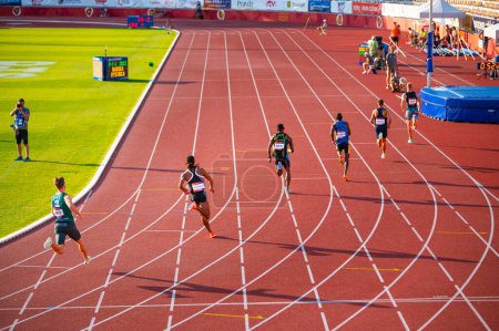Téléchargez les photos : B. BYSTRICA, SLOVAQUIE, 20 JUILLET 2023 : La course masculine de 400 m se déroule dans un éclat de soirée captivant au concours d'athlétisme à Budapest et aux Jeux olympiques d'été à Paris - en image libre de droit