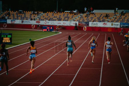 Téléchargez les photos : B. BYSTRICA, SLOVAQUIE, 20 JUILLET 2023 : Athlètes ciblées en action : Les femmes participent au 400 m sprint au Championnat du monde d'athlétisme à Budapest et aux Jeux à Paris - en image libre de droit