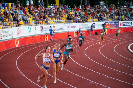 Foto de B. BYSTRICA, ESLOVAQUIA, 20 DE JULIO DE 2023: Las velocistas participan en una carrera de 400 metros: las atletas compiten en el circuito de pista y campo para los mundos en Budapest y los juegos en París - Imagen libre de derechos