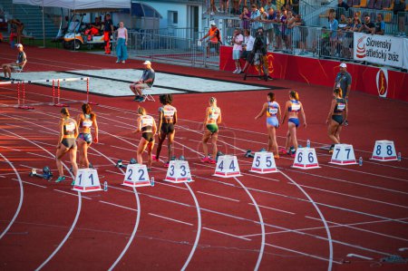 Foto de B. BYSTRICA, ESLOVAQUIA, 20 DE JULIO DE 2023: Atletas en acción: las mujeres comienzan a correr 100 metros a partir de los bloqueos iniciales en el Campeonato de pista y campo para los Mundos de Budapest y los Juegos de París - Imagen libre de derechos