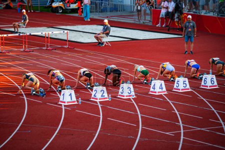 Téléchargez les photos : B. BYSTRICA, SLOVAQUIE, 20 JUILLET 2023 : Les sprinteuses commencent la course à 100m de la ligne de départ : scène de compétition d'athlétisme pour les championnats du monde à Budapest et les jeux à Paris - en image libre de droit