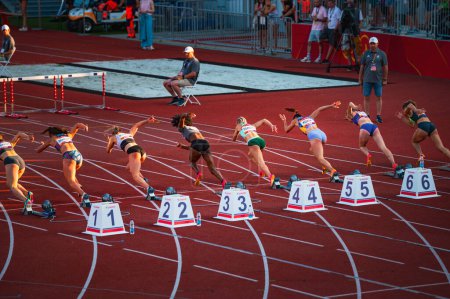 Foto de B. BYSTRICA, ESLOVAQUIA, 20 DE JULIO DE 2023: Las velocistas femeninas inician una carrera de 100 metros desde el punto de partida en Track and Field Meet for Worlds en Budapest y los Juegos Olímpicos de Verano en París - Imagen libre de derechos
