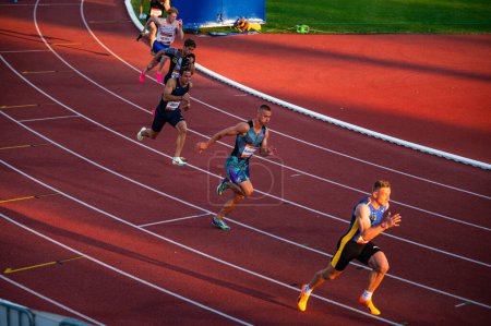 Foto de B. BYSTRICA, ESLOVAQUIA, 20 DE JULIO DE 2023: Hombres participando en los 200m Sprint Race en el Campeonato de Pista y Campo para Mundos en Budapest y los Juegos Olímpicos de Verano en París - Imagen libre de derechos