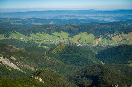 Téléchargez les photos : Une vue pittoresque du village slovaque Zdiar - en image libre de droit