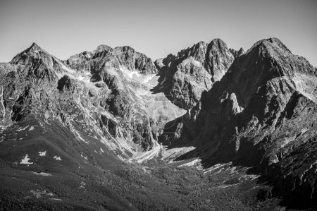 Foto de Una obra maestra monocromática: La vista oriental de los Altos Tatras, representada en impresionantes blanco y negro - Imagen libre de derechos