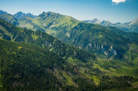 Foto de High Tatras, enmarcado por la belleza verde de los Belianske Tatras, una escena de pura magia de montaña bajo un lienzo azul profundo - Imagen libre de derechos