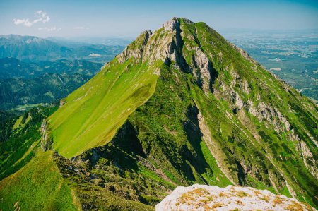 Foto de Una vista encantadora de la frontera eslovaca-polaca, con la cresta esmeralda de los Belianske Tatras conectando dos naciones en el corazón de las montañas - Imagen libre de derechos