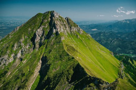 Foto de Una escena tranquila en la frontera eslovaca-polaca, donde la línea verde del Belianske Tatras se extiende a lo lejos - Imagen libre de derechos