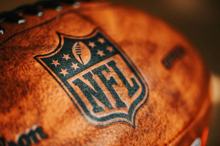 Foto de NUEVA YORK, EE.UU., 11 de septiembre de 2023: Tiro detallado: Emblema de la NFL en la pelota de juego - Bola oficial de la Liga Nacional de Fútbol - Imagen libre de derechos